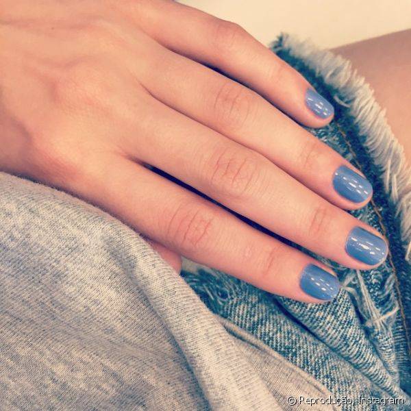 Sophia Abrah?o pubicou no Instagram se esmalte usado nessa semana - um azul pastel com cobertura brilhosa que combina com o tom de seu jeans